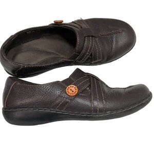 Clark’s Leather Loafer Slip on moccasin style shoe Sz 7W Brown Buttons Casual